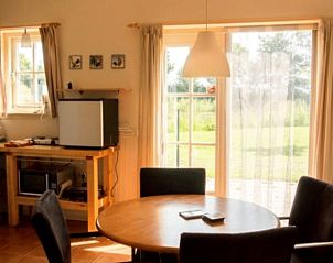 Gezellige binnenruimte van Vakantiehuisje in Terwolde, Veluwe met uitzicht op de tuin.