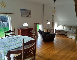 Lichte en ruime leefruimte in Huisje in Terwolde, vakantiehuis op de Veluwe, ideaal voor gezellig samenzijn in Gelderland.