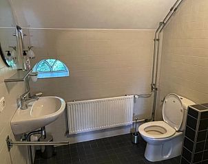 Moderne badkamer in Huisje in Terwolde, vakantiehuis op de Veluwe, met alle benodigde faciliteiten in Gelderland.