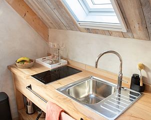 Keuken met gootsteen in Vakantiehuisje in Terwolde, Veluwe, Gelderland, onder dakraam.