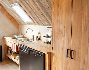 Keuken met houten kastjes in Vakantiehuisje in Terwolde, Veluwe, Gelderland.