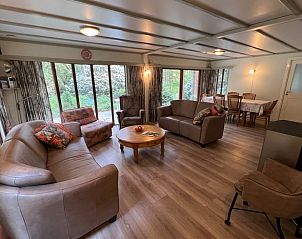 Gerumiges Wohnzimmer des Ferienhauses in Garderen, Veluwe, mit bequemen Sitzgelegenheiten in Gelderland.