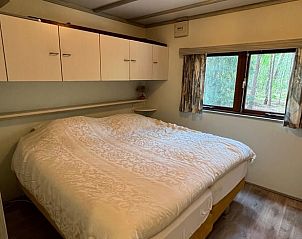 Komfortables Schlafzimmer im Ferienhaus in Garderen, Veluwe, mit Blick auf die Natur in Gelderland.