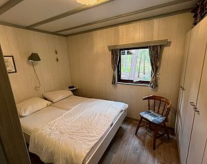 Zweites Schlafzimmer im Ferienhaus in Garderen, Veluwe, mit ruhigem Waldblick in Gelderland.