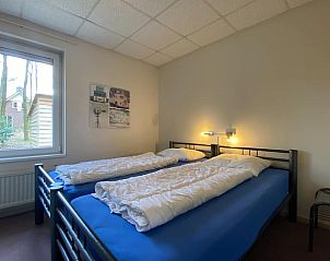 Slaapkamer met twee bedden in Vakantiehuisje in Garderen, Veluwe.