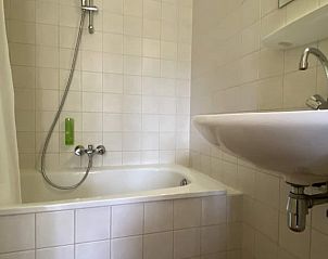 Badkamer met bad en douche in Vakantiehuisje in Garderen, Veluwe.