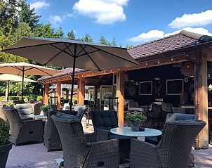 Gezellig terras met parasols bij Vakantiehuisje in Garderen, Veluwe.