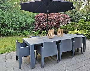 Buiten dineren bij Huisje in Garderen, vakantieverblijf op de Veluwe, Gelderland.