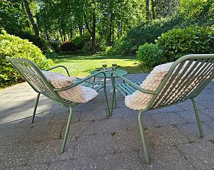 Ontspannen op het terras van Huisje in Garderen, vakantiehuis in Gelderland.