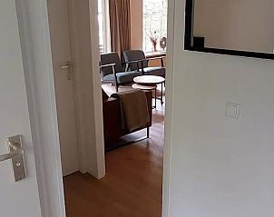 Entree van Vakantiehuis in Garderen met zicht op lichte woonkamer, Veluwe, Gelderland.