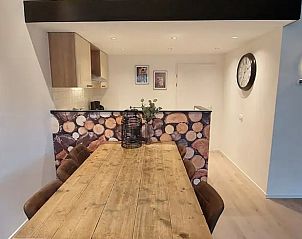 Open keuken in Vakantiehuis in Garderen met houten eettafel, Veluwe, Gelderland.