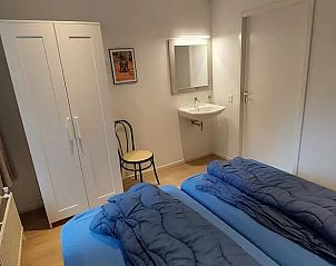 Slaapkamer met wastafel in Vakantiehuis in Garderen, Veluwe, Gelderland.