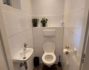 Moderne badkamer in Vakantiehuis in Garderen met toilet, Veluwe, Gelderland.