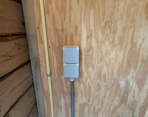Elektriciteitsaansluiting in schuur bij Vakantiehuis in Garderen, Veluwe, Gelderland.