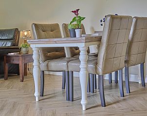 Eetkamer in De Veluwse houtduif, Garderen, Veluwe met elegante tafel en stoelen.