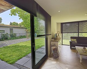 Zicht vanuit de woonkamer van De Veluwse houtduif, Garderen, Veluwe op de tuin.