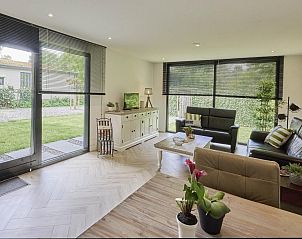 Lichte woonkamer van De Veluwse houtduif, Garderen, Veluwe met toegang tot de tuin.