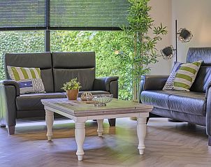 Comfortabele zithoek in De Veluwse houtduif, Garderen, Veluwe met groene accenten.