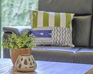 Stijlvolle decoratie in De Veluwse houtduif, Garderen, Veluwe met planten en kaarsen.