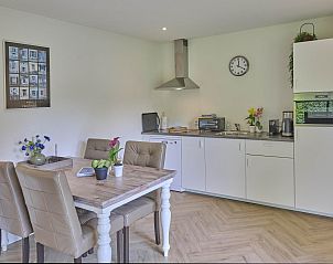 Eethoek en keuken in De Veluwse houtduif, Garderen, Veluwe voor gezellige diners.