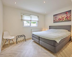 Gezellige slaapkamer in De Veluwse houtduif, Garderen, Veluwe met natuurlijke lichtinval.