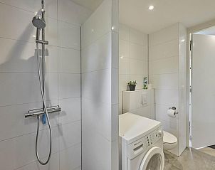 Badkamer met moderne douche en wasmachine in De Veluwse houtduif, Garderen, Veluwe.