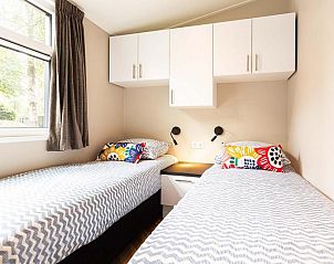 Silva 4 Personen Sauna-Ferienhaus in Garderen, Veluwe mit hellem Schlafzimmer und zwei Einzelbetten.