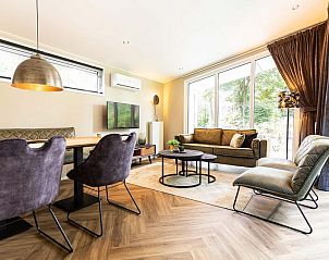 Ruime woonkamer in Silva 4 personen Wellness vakantiehuis, Garderen, Veluwe, met uitzicht op de natuur.