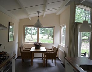 Eethoek met uitzicht op natuur in Vakantiehuis in Elspeet, Veluwe.