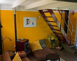 Moderne zitruimte met trap in Vakantiehuis in Elburg, 't Harde, Veluwe, Gelderland.