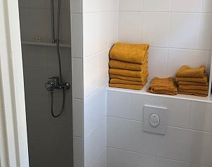 Badkamer met handdoeken in Vakantiehuis in Elburg, 't Harde, Veluwe, Gelderland.