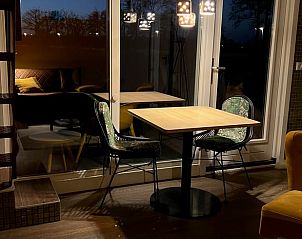 Knusse eetruimte bij nacht in Vakantiehuis in Elburg, 't Harde, Veluwe, Gelderland.