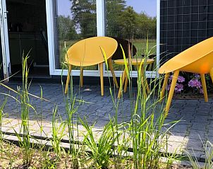 Moderne stoelen op terras van Vakantiehuis in Elburg, 't Harde, Veluwe, Gelderland.