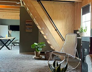 Gezellige binnenruimte van Vakantiehuis in 't Harde, Veluwe, met houten interieur en zitgedeelte.