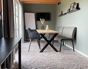 Eetkamer in Vakantiehuis in 't Harde, Veluwe, met moderne inrichting en veel natuurlijk licht.