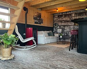 Stijlvolle woonkamer in Vakantiehuis in 't Harde, Veluwe, Gelderland, met comfortabele zithoek.