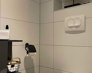 Moderne badkamer in Vakantiehuis in 't Harde, Veluwe, Gelderland, met strakke afwerking.