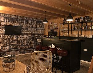 Bar en loungehoek in Vakantiehuis in 't Harde, Veluwe, ideaal voor ontspanning.