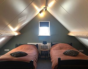 Slaapkamer met twee eenpersoonsbedden in Vakantiehuis in 't Harde, Veluwe, Gelderland.