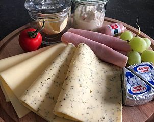 Ontbijtopties in Vakantiehuis in 't Harde, Veluwe, met kaas, ham en vers fruit.