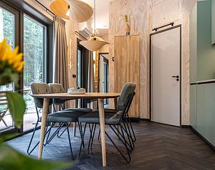 Eethoek in Vakantiehuis in 't Harde, Veluwe, met uitzicht op het terras.