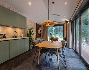 Moderne keuken en eetruimte in Vakantiehuis in 't Harde, Veluwe.