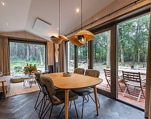 Eetkamer met grote ramen in Vakantiehuis in 't Harde, Veluwe, Gelderland.