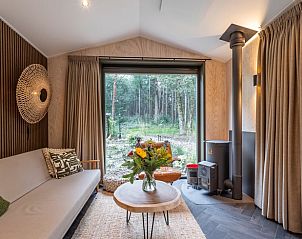 Gezellige zithoek in Vakantiehuis in 't Harde, Veluwe, met houtkachel.