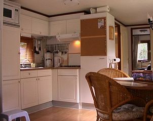 Modern kitchen in chalet De Wandeling, Putten, Veluwe, with all amenities.