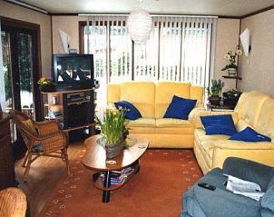 Comfortable living room of chalet De Wandeling in Putten, Veluwe, with cozy sitting area.