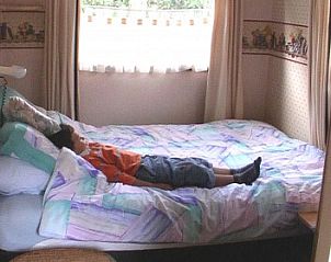 Bedroom in chalet De Wandeling, Putten, Veluwe, with comfortable double bed.