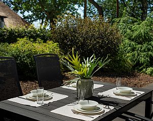 Outdoor dining in nature at Vakantiewoning Sprielderbosch 14 't Sprielderhof, Putten, Veluwe.