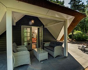 Covered sitting area on the terrace of Holiday home Sprielderbosch 14 't Sprielderhof in Putten, Veluwe.
