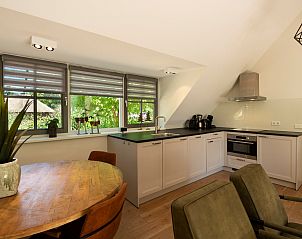 Dining area and kitchen of Holiday home Sprielderbosch 14 't Sprielderhof overlooking the Veluwe.
